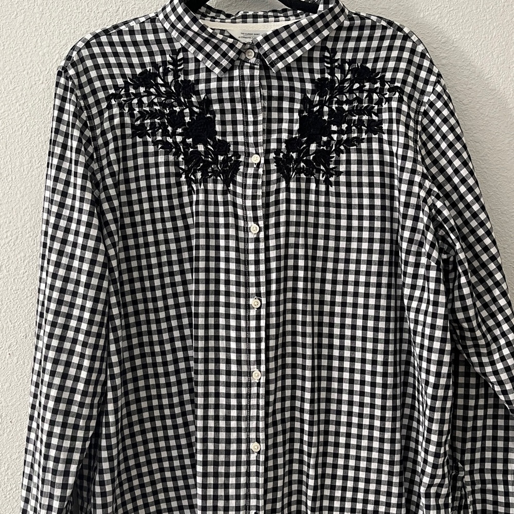 Old Navy Black & White Gingham Shirt with floral embroidered at neck.

Sz XL